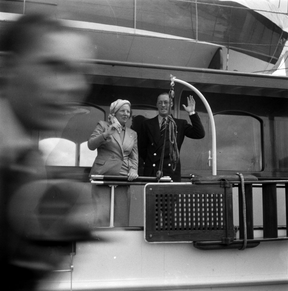 Prinselijke familie op Terschelling Prinselijk paar aan boord, Bestanddeelnr 902-8139