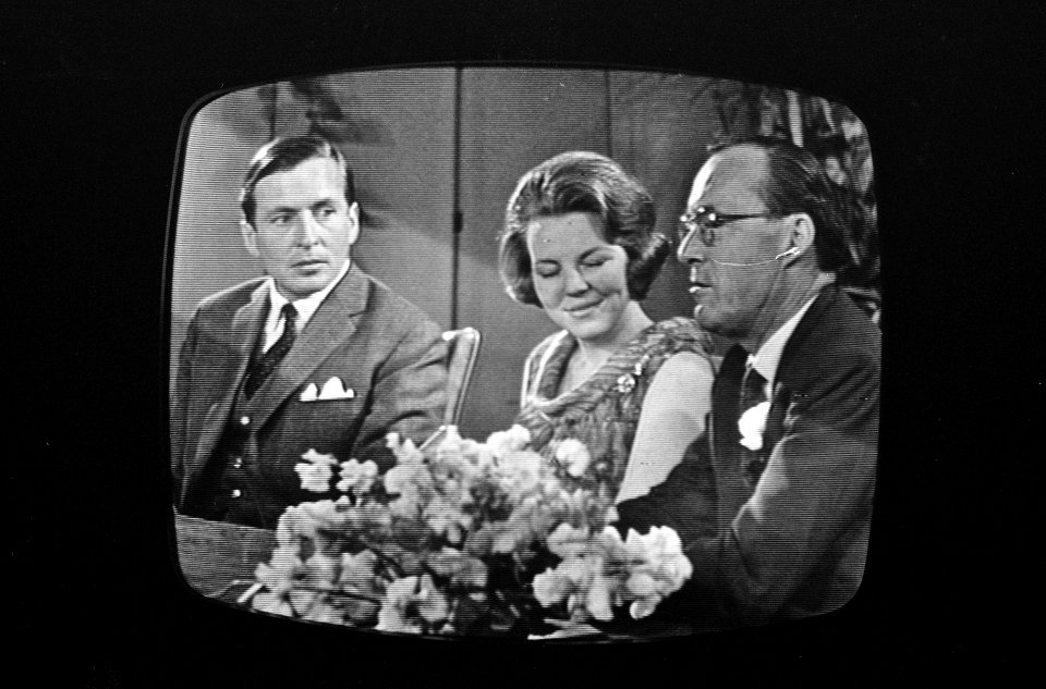 Prinses Beatrix en Claus von Amsberg tijdens interview v.l.n.r. koningin Juliana, Bestanddeelnr 917-9097