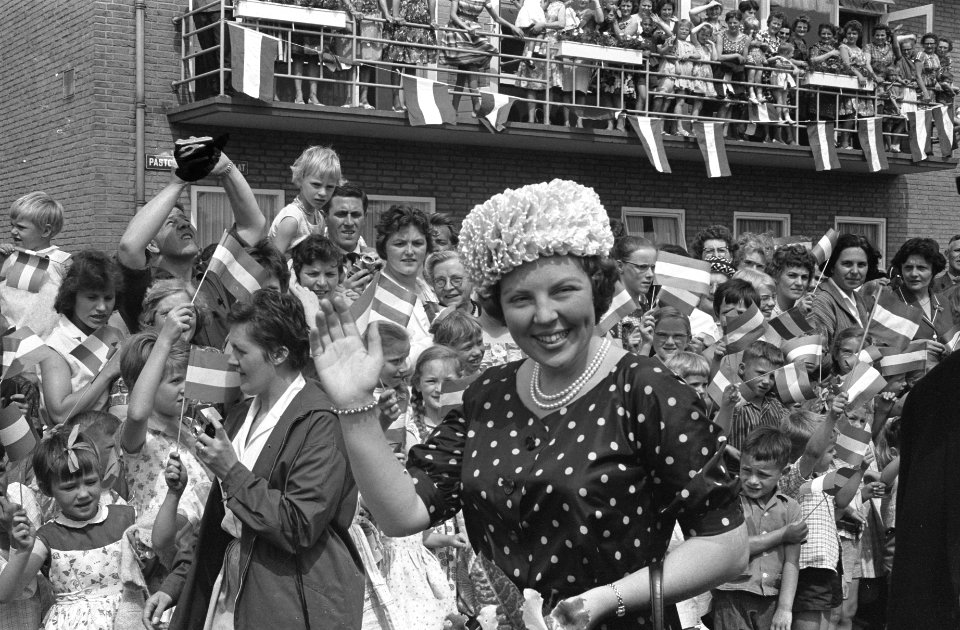 Prinses Beatrix bracht bezoek aan de gemeenten Doetinchem Wisch en Gendringen P, Bestanddeelnr 915-2321