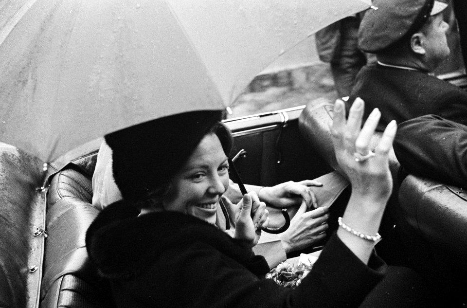 Prinses Beatrix en Claus bezoeken Hitzacker, in de auto, Bestanddeelnr 918-2569