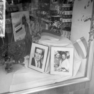 Prinses Beatrix en Claus bij ziekenhuis, portretten Beatrix en Claus in etalage, Bestanddeelnr 917-9394