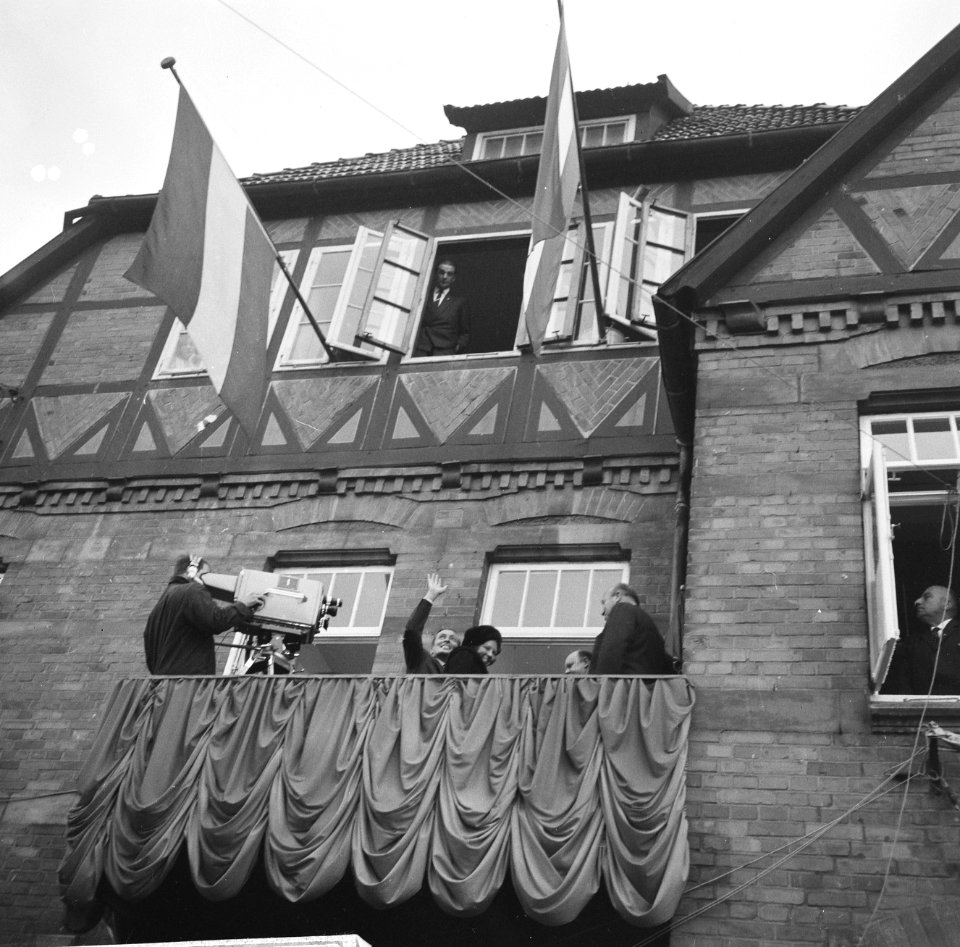 Prinses Beatrix en Claus bezoeken Hitzacker, prinses Beatrix op balkon van stadh, Bestanddeelnr 918-2557