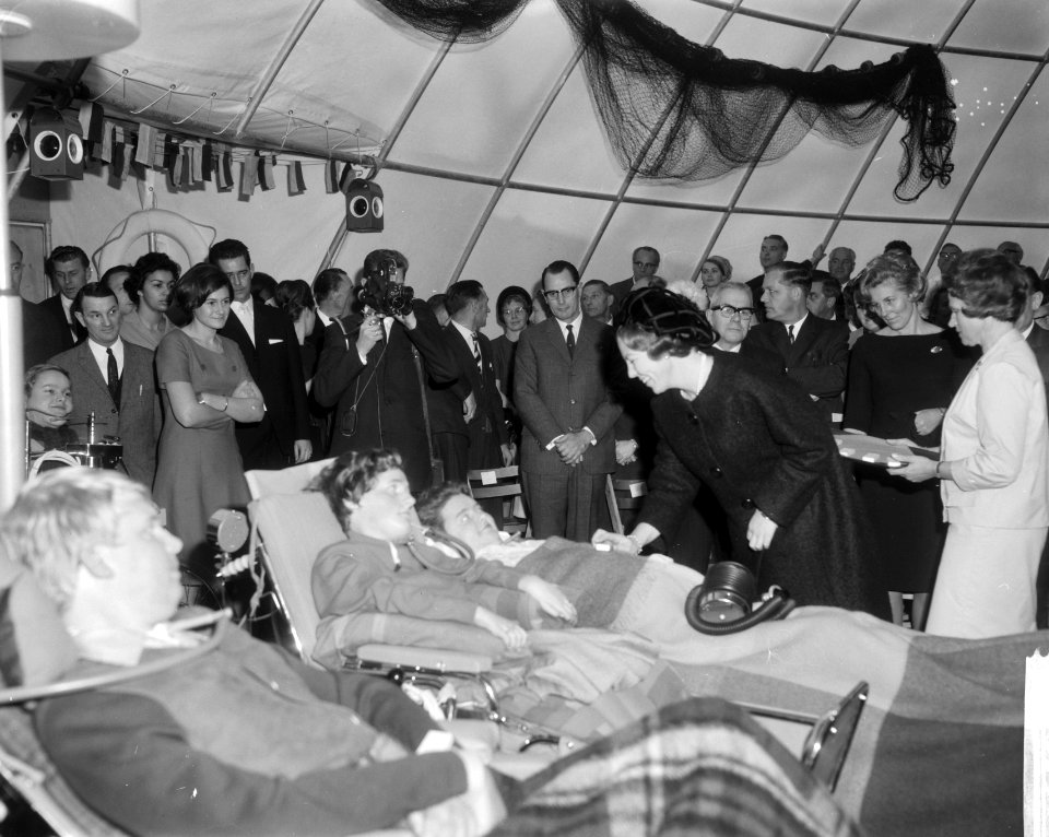 Prinses Beatrix bij het openen van paviljoen De Schelp te Scheveningen de prins, Bestanddeelnr 918-4998