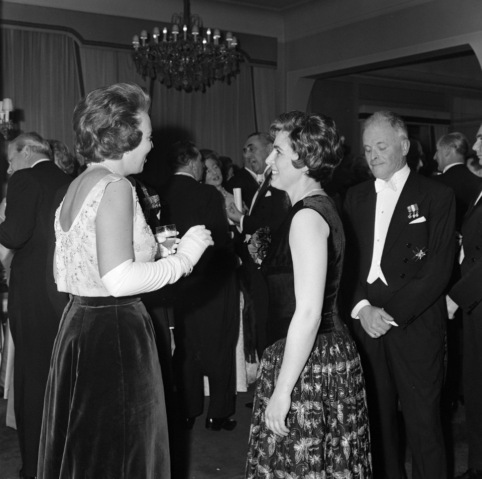 Prinses Beatrix en Irene galaconcert bijgewoond in het Kurhaus ter herdenking 15, Bestanddeelnr 915-8717