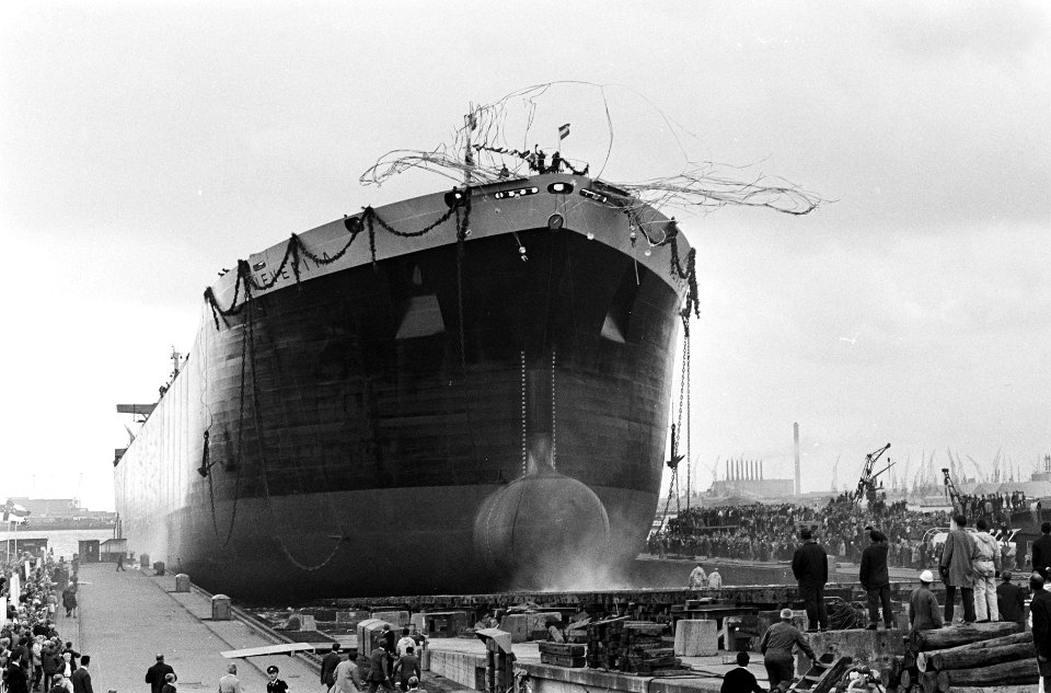 Prinses Margriet bij NDSM tanker Neverita te water gelaten. De Neverita te w, Bestanddeelnr 920-6564