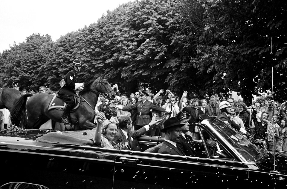 Prinses Beatrix en Claus in de open auto onder de confetti, Bestanddeelnr 917-9191