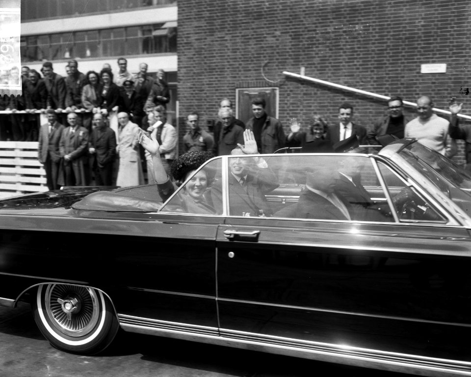Prinses Beatrix en Claus bezoeken Rotterdam, in de auto, Bestanddeelnr 917-9511