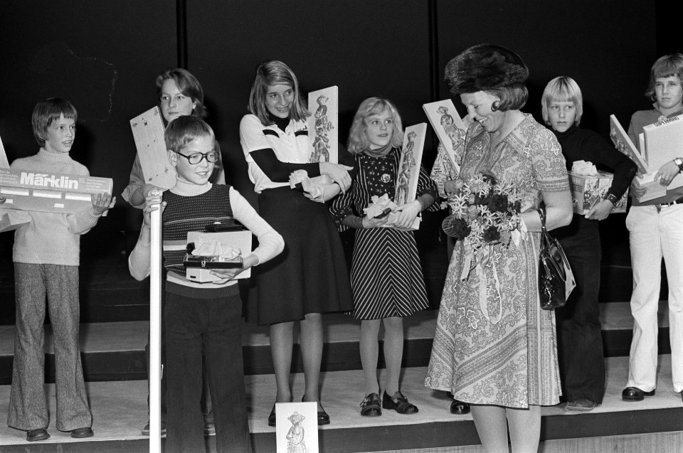 Prinses Beatrix bij kleurendiawedstrijd voor schookinder in Den Haag Prinses B, Bestanddeelnr 928-2471