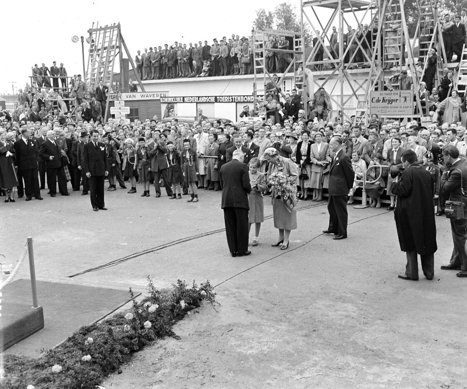Prinses Margriet en koningin Juliana krijgen bloemen voordat prinses Margriet ee, Bestanddeelnr 906-7046
