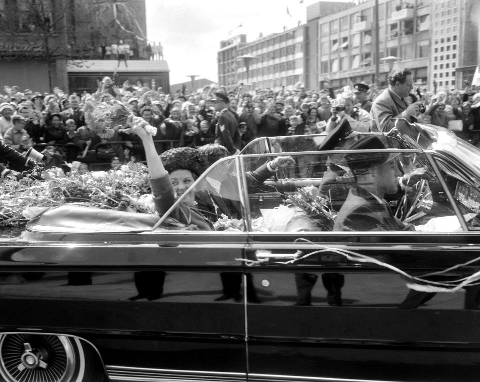 Prinses Beatrix en Claus bezoeken Rotterdam, Prinses Beatrix en Claus in de auto, Bestanddeelnr 917-9508