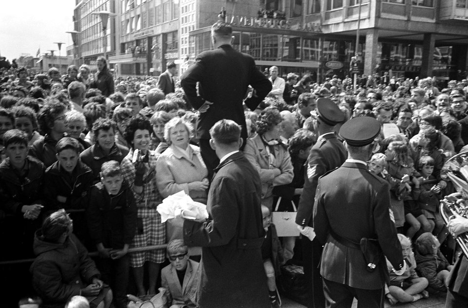 Prinses Beatrix en Claus bezoeken Rotterdam, voor het stadhuis werden pamfletten, Bestanddeelnr 917-9472