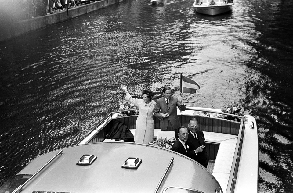 Prinses Beatrix en Claus bezoeken Amsterdam, Prinses Beatrix en Claus in de rond, Bestanddeelnr 917-9326