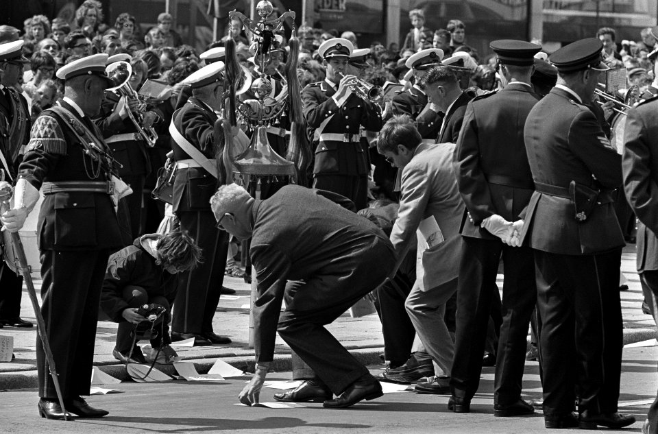 Prinses Beatrix en Claus bezoeken Rotterdam, rechercheur rapen pamfletten op, Bestanddeelnr 917-9490