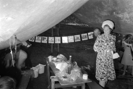 Prinses Beatrix bij activiteiten van de kinderen die deelnemen aan het kamp, Bestanddeelnr 924-6470