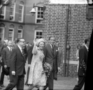 Prinses Beatrix en Claus von Amsberg op weg naar de Ridderzaal. Links prins Bern, Bestanddeelnr 917-9156