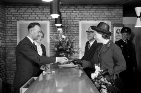 Prinses Irene opent jeugdherberg De Grote Beer prinses Irene krijgt een stempel, Bestanddeelnr 913-7892