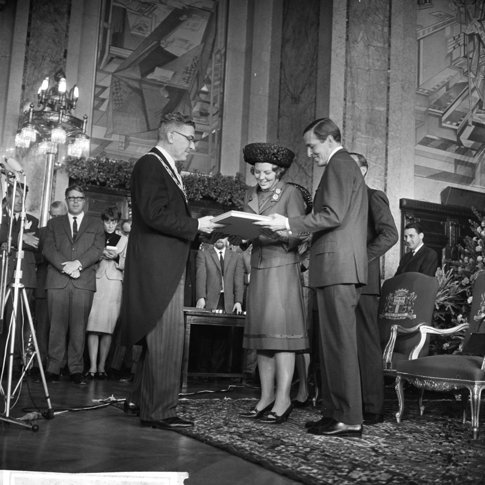 Prinses Beatrix en Claus bezoeken Rotterdam, verloofde paar in stadhuis, Bestanddeelnr 917-9502