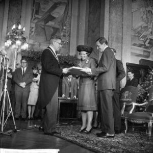 Prinses Beatrix en Claus bezoeken Rotterdam, verloofde paar in stadhuis, Bestanddeelnr 917-9502