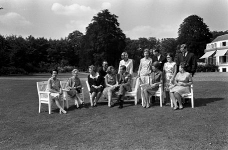 Prinses Beatrix en Claus von Amsberg de familie in de tuin, Bestanddeelnr 917-9100