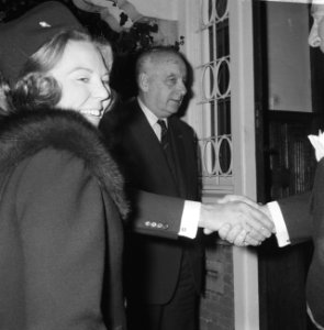 Prinses Beatrix bij aankomst bij het Singer-Laren, Bestanddeelnr 919-8171