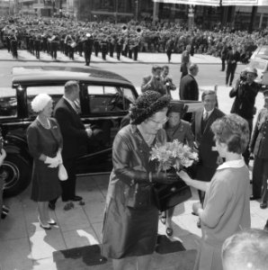 Prinses Beatrix en Claus bezoeken Rotterdam, koningin Juliana krijgt bloemen aan, Bestanddeelnr 917-9495