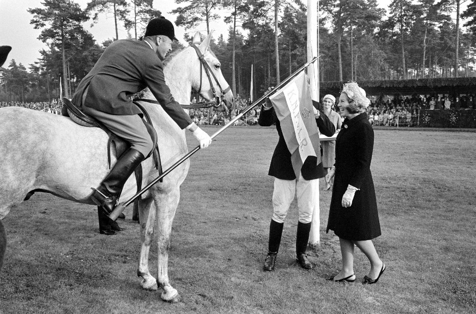 Prinses Beatrix en Claus openen de festiviteiten, Bestanddeelnr 919-5492