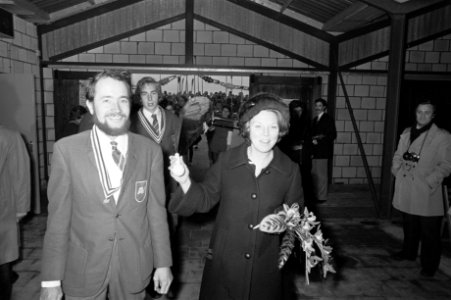 Prinses Beatrix bij ingebruikstelling nieuwe accommodatie van Algemene Leidse St, Bestanddeelnr 927-6010
