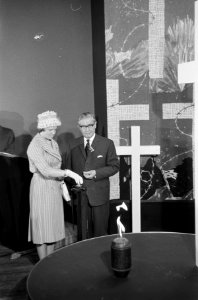 Prinses Irene opent het Oorlogsmuseum te Overloon, prinses Irene ontsteekt de vl, Bestanddeelnr 911-2752