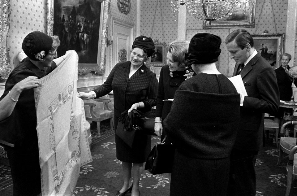 Prinses Beatrix en Claus namen eerste geschenkendoos in ontvangst op Paleis Soes, Bestanddeelnr 918-8052