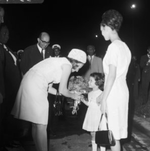 Prinses Beatrix en Claus in Suriname, op vliegveld Zanderij kreeg prinses Beatri, Bestanddeelnr 919-3178