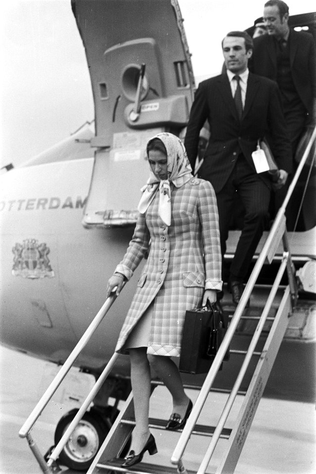 Prinses Anne van Engeland en verloofde Mark Philips op Schiphol, nummer 6A Prins, Bestanddeelnr 926-7666