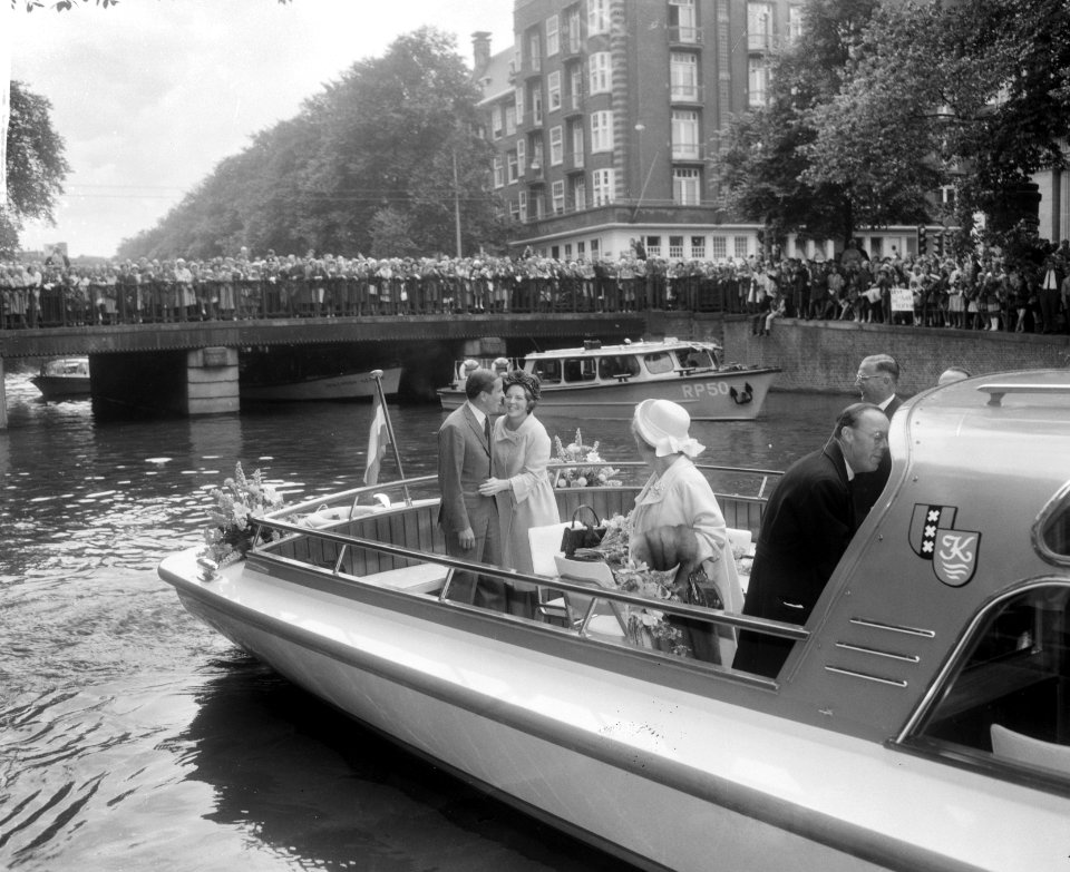 Prinses Beatrix en Claus bezoeken Amsterdam, hier tijden de rondvaart, Bestanddeelnr 917-9307