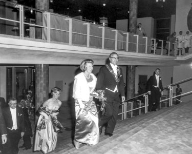 Prinses Beatrix bij opening nieuwe stadsschouwburg te Eindhoven, aankomst Prinse, Bestanddeelnr 916-9615