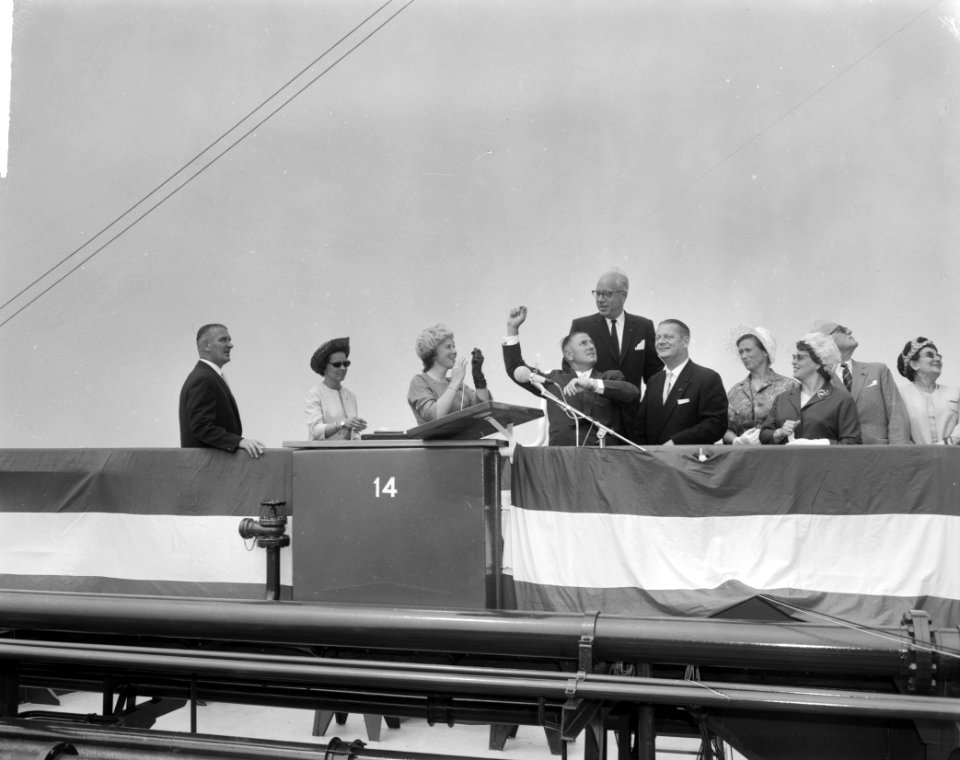 Prinses Beatrix doopte grootste tanker Esso Den Haag op Noordzee Dhr Verolme, Bestanddeelnr 915-3322
