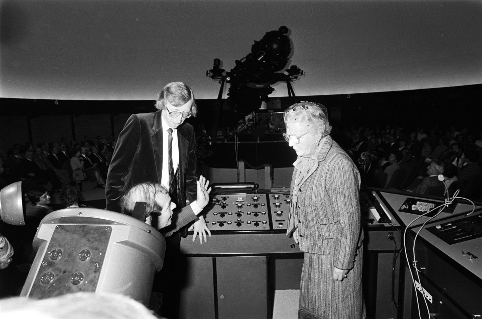 Prinses Juliana en prins Bernhard bij opening van het Zeiss planetarium op Flori, Bestanddeelnr 932-1172