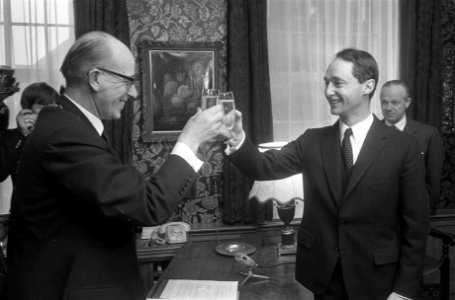 Prinsen Carlos Hugo geeft geboorte van zoon aan Nijmegen Burgemeester mr. Th. M., Bestanddeelnr 923-2024
