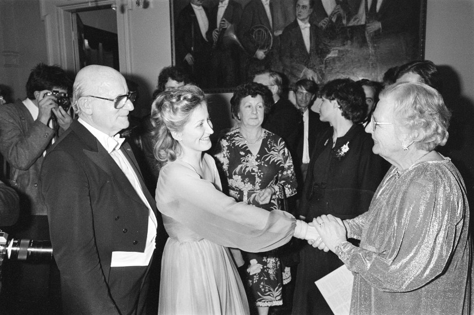 Prinses Juliana bij slotconcert Nederlandse Studentenorkest in Concertgebouw en , Bestanddeelnr 933-2112