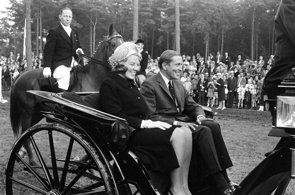 Prinses Beatrix en Claus in een open rijtuig tijdens de festiviteiten, Bestanddeelnr 919-5498