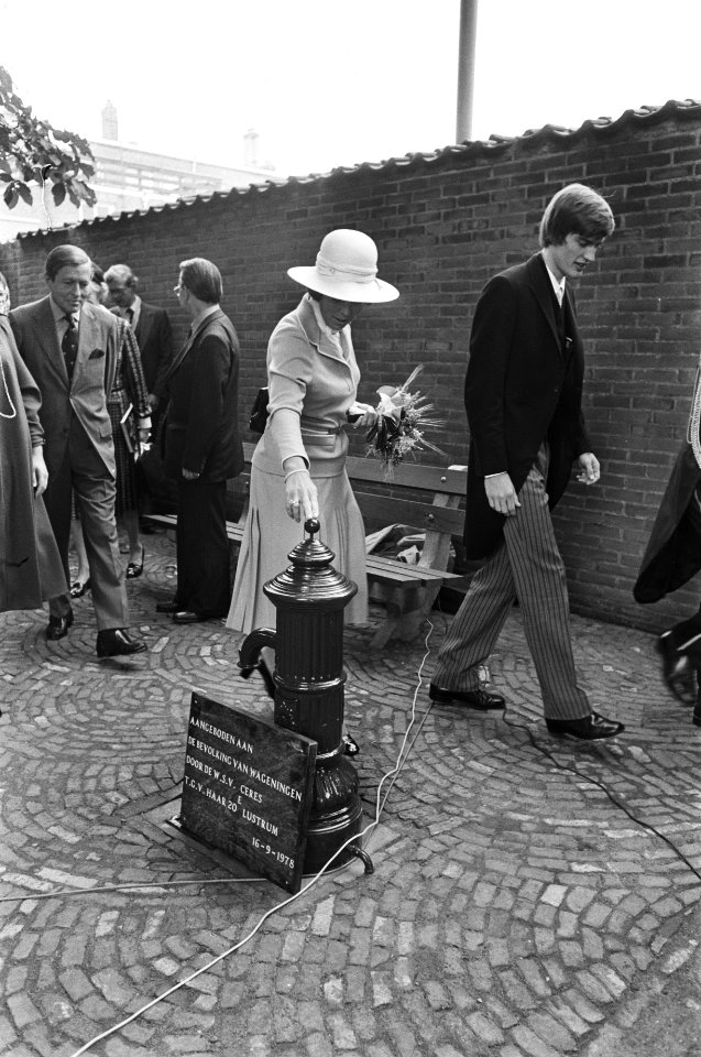 Prinses Beatrix en Claus wonen openingsvergadering bij van het 20e lustrum van d, Bestanddeelnr 929-9031