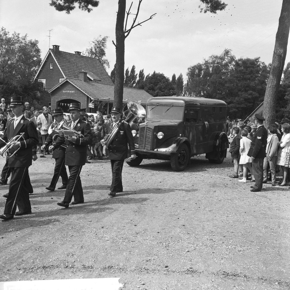 Prinselijke pantserauto in museum, aankomst van pantserauto in Overloon, Bestanddeelnr 914-2385