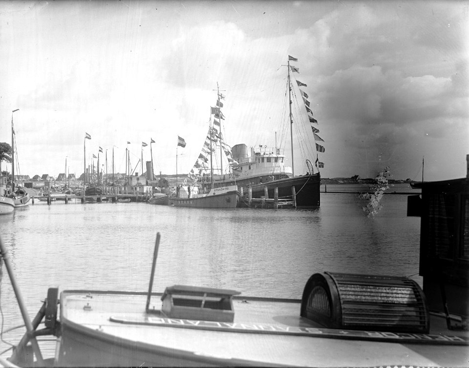 Prinselijke familie op Terschelling Gepavoiseerde bootjes, Bestanddeelnr 902-8134