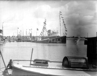 Prinselijke familie op Terschelling Gepavoiseerde bootjes, Bestanddeelnr 902-8134