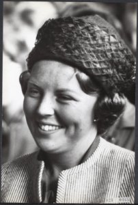 Prinses Beatrix brengt een bezoek aan het jeugdfestival Velp '62. Dit festival w, Bestanddeelnr 021-0465