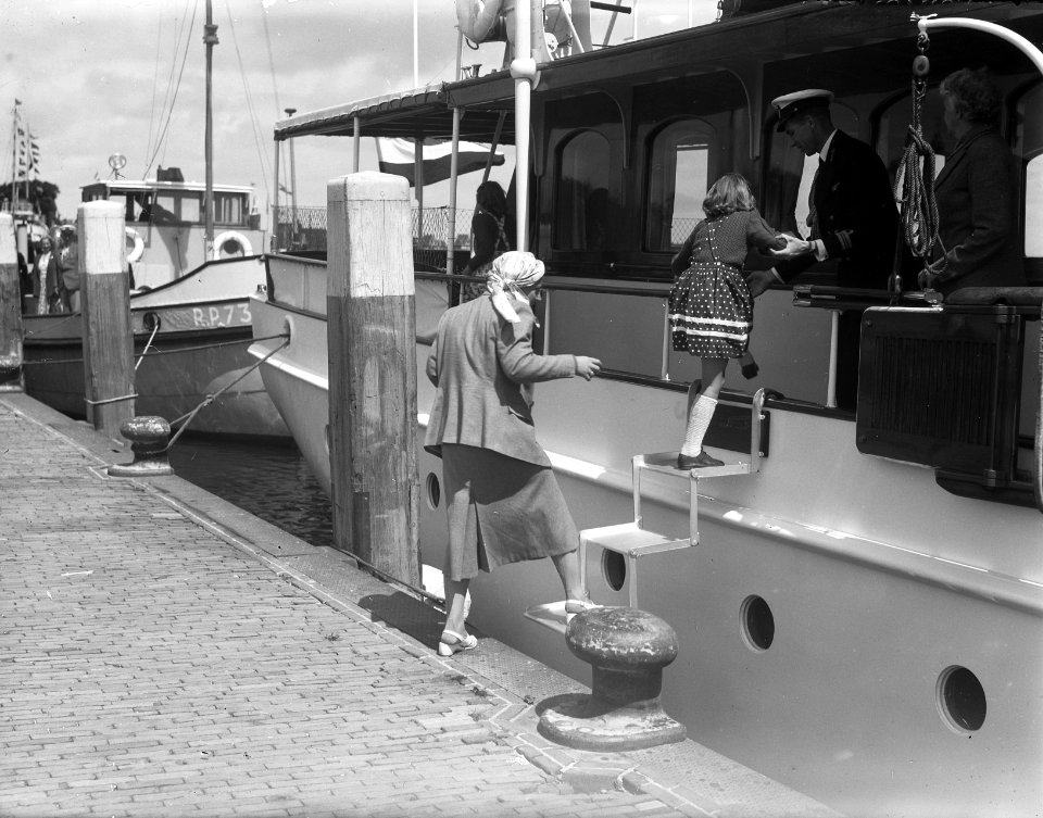 Prinselijke familie op Terschelling Prinses en Irene gaan aan boord, Bestanddeelnr 902-8132