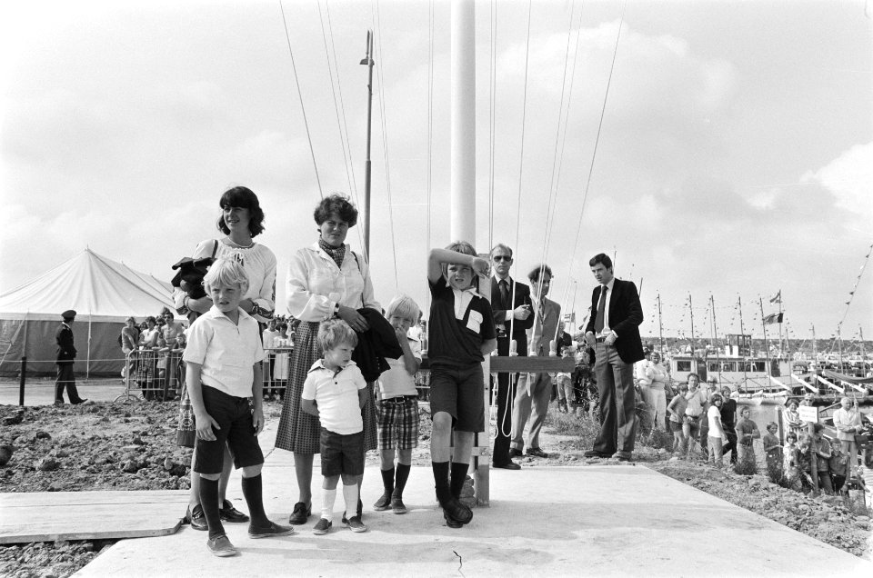 Prinses Margriet en gezin bij opening nieuwe jachthaven Scharrendijke (Zeeland), Bestanddeelnr 929-8535
