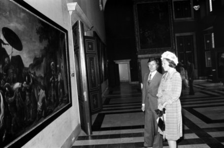 Prinses Beatrix en de heer Levie, directeur van het Rijksmuseum, Bestanddeelnr 927-9741