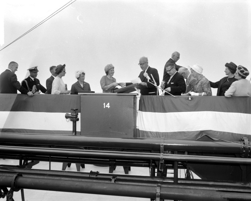 Prinses Beatrix doopte grootste tanker Esso Den Haag op Noordzee, Bestanddeelnr 915-3327