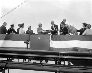Prinses Beatrix doopte grootste tanker Esso Den Haag op Noordzee, Bestanddeelnr 915-3327