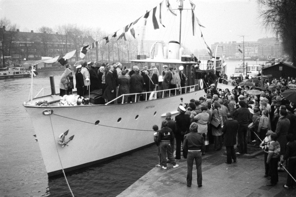 Prinses Juliana en Prins Bernhard hebben in Rotterdam het motorjacht Piet Hein o, Bestanddeelnr 931-2112