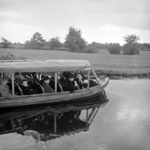 Prinses Beatrix bracht bezoek aan Giethoorn De prinses in de punter, Bestanddeelnr 915-5647